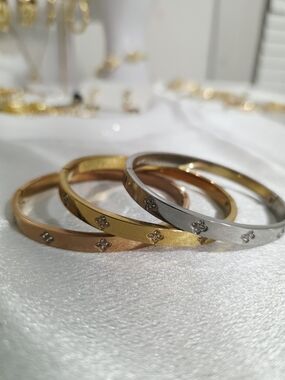 Women's Tri-Tone Floral Accent Bangle Set